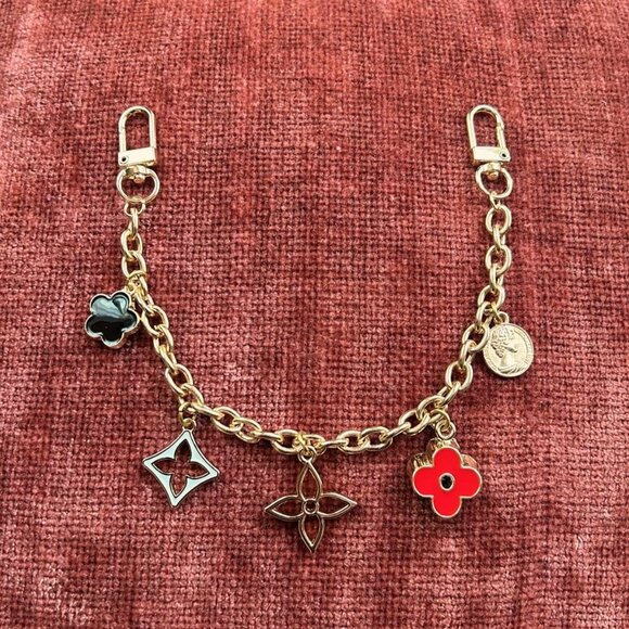 CLOVER Bag Charm Red Black Gold ꕤ - Picture 1 of 7